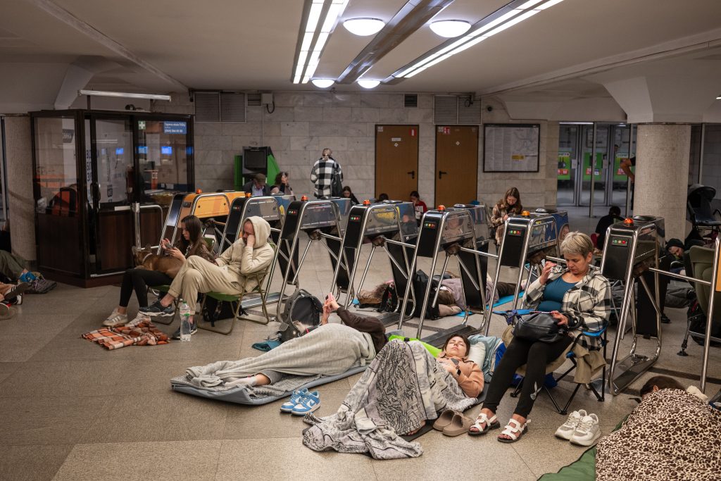 Κίεβο: 38.000 άνθρωποι βρήκαν καταφύγιο σε σταθμούς του Μετρό για να προστατευθούν από τις ρωσικές επιθέσεις