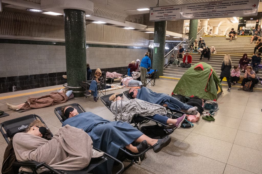 Κίεβο: 38.000 άνθρωποι βρήκαν καταφύγιο σε σταθμούς του Μετρό για να προστατευθούν από τις ρωσικές επιθέσεις
