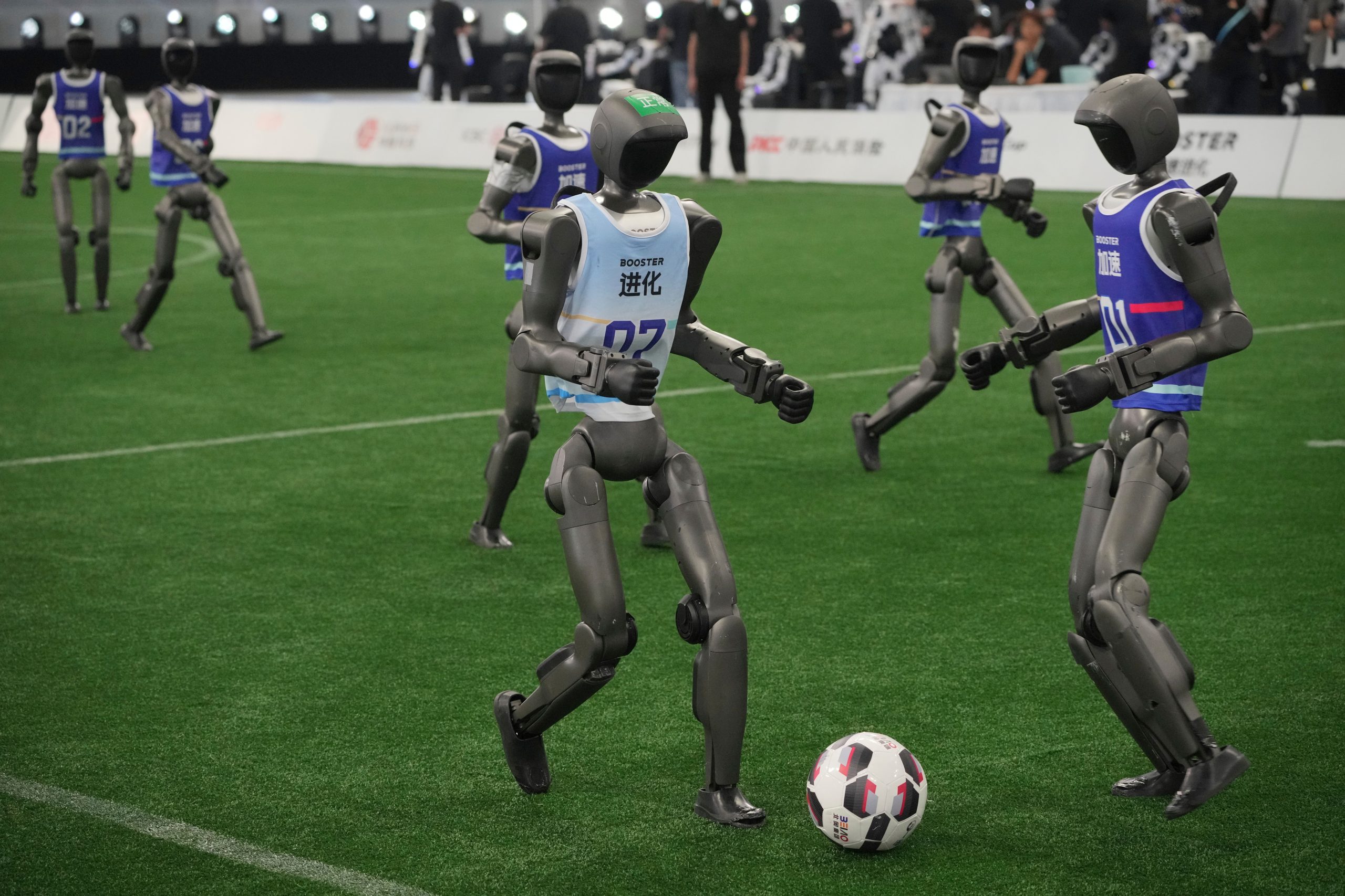 China Humanoid Robot Games Κίνα: Ρομπότ έτρεξαν ταχύτερα από τον Μπολτ, αλλά δεν μπορούσαν να φρενάρουν – Το απρόσμενο τεστ που τα δυσκολεύει