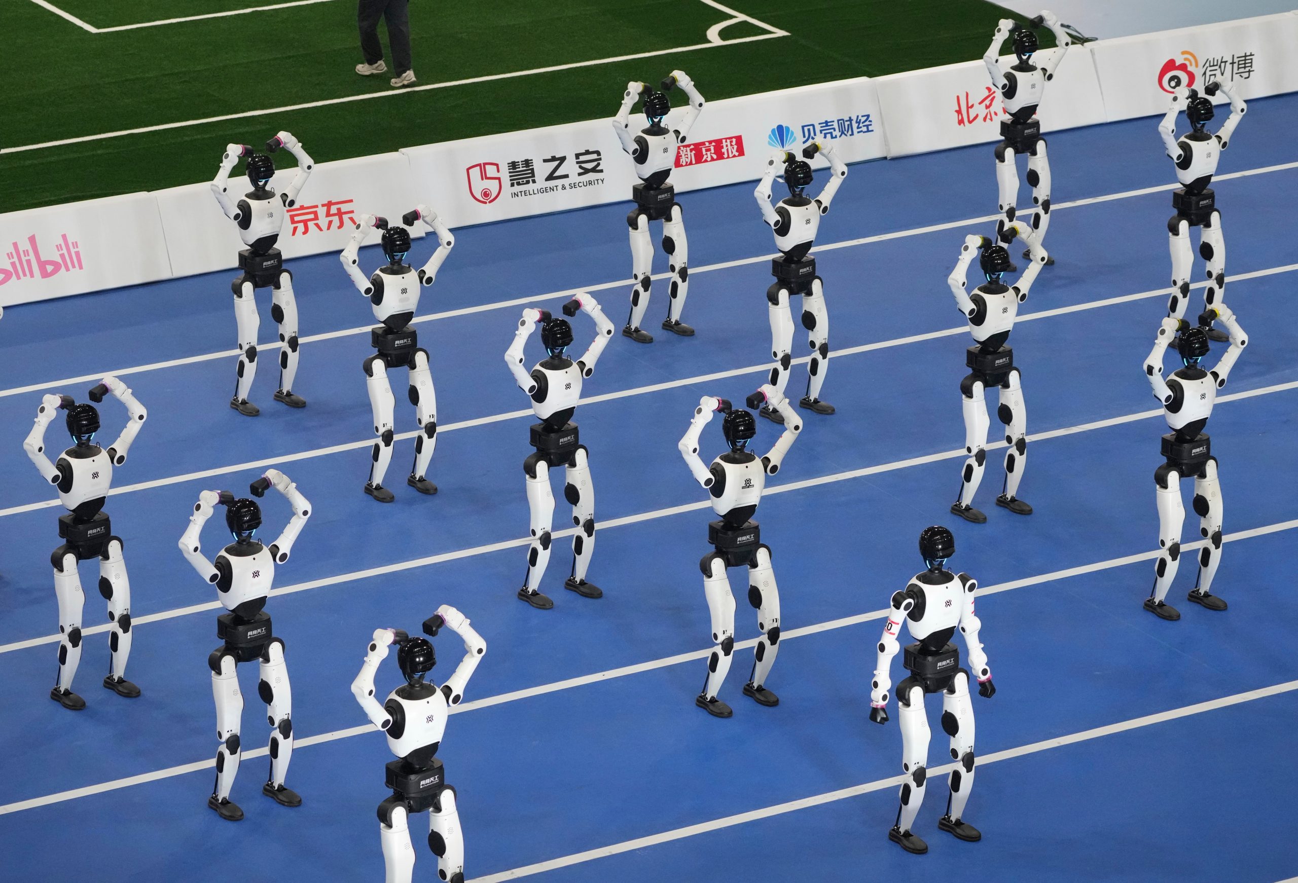 China Humanoid Robot Games Κίνα: Ρομπότ έτρεξαν ταχύτερα από τον Μπολτ, αλλά δεν μπορούσαν να φρενάρουν – Το απρόσμενο τεστ που τα δυσκολεύει