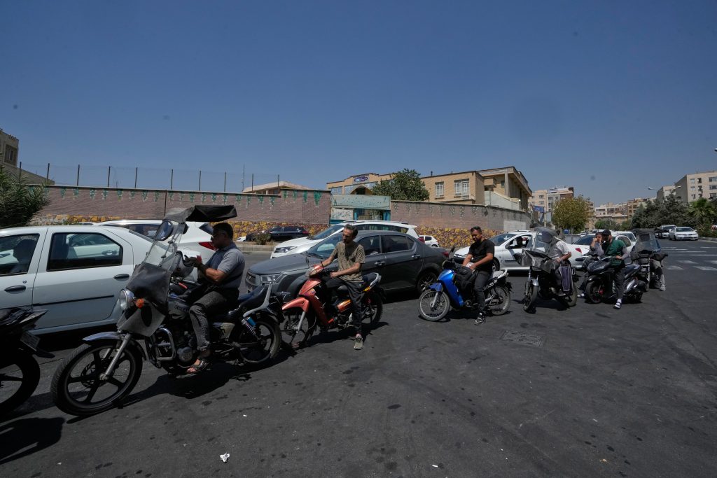 Ιράν: Ουρές έξω από βενζινάδικα στην Τεχεράνη μετά την ανακοίνωση των αμερικανικών κυρώσεων