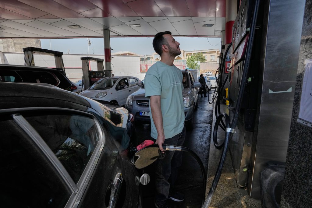 Ιράν: Ουρές έξω από βενζινάδικα στην Τεχεράνη μετά την ανακοίνωση των αμερικανικών κυρώσεων