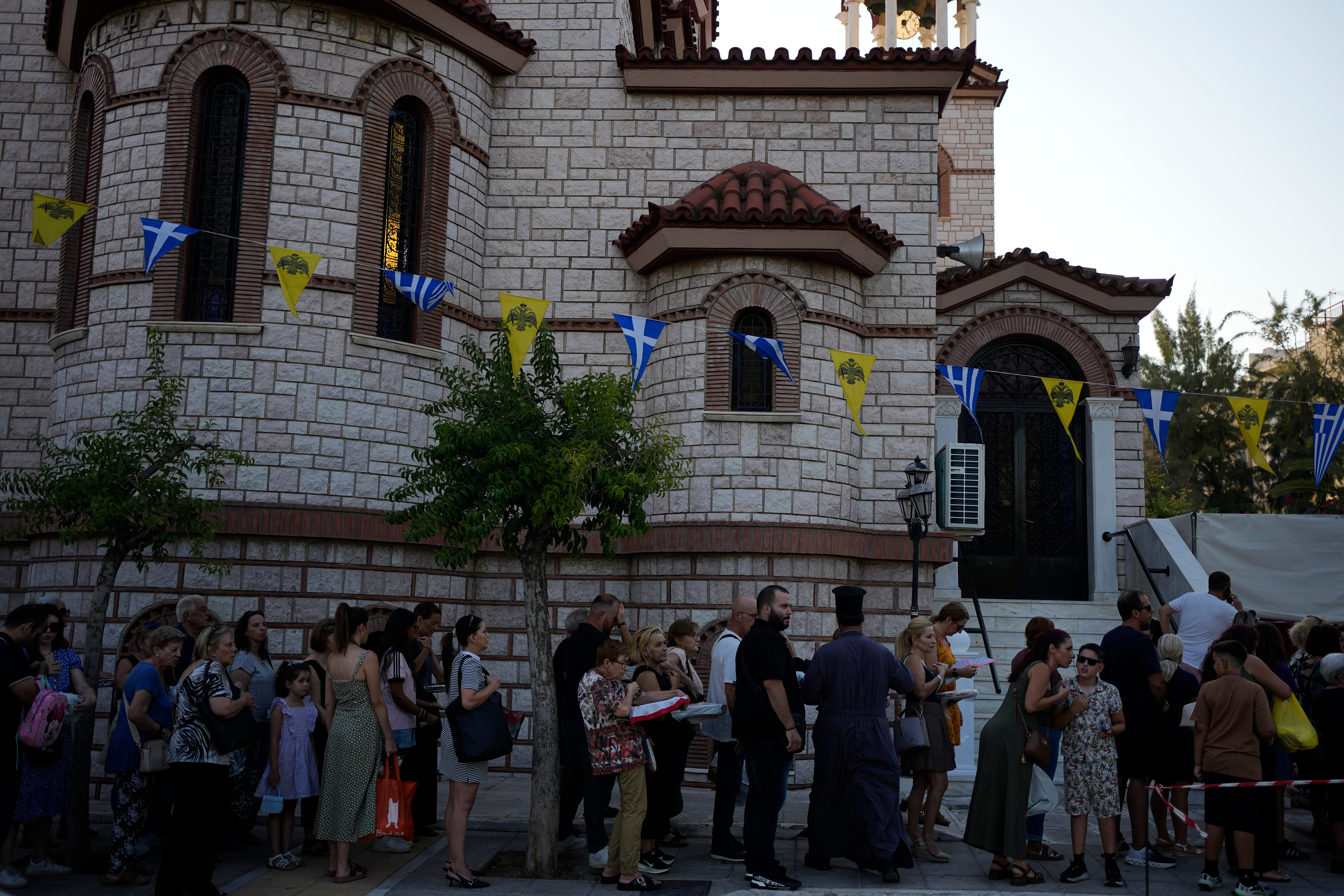 Διεθνές θέμα η γιορτή του Αγίου Φανουρίου: Χιλιάδες πιστοί ζητούν βοήθεια για κάθε είδους απώλεια, από χαμένα κλειδιά μέχρι χαμένους συντρόφους