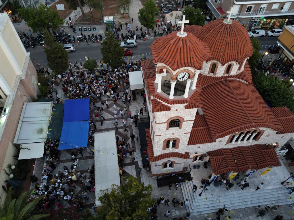 Διεθνές θέμα η γιορτή του Αγίου Φανουρίου: Χιλιάδες πιστοί ζητούν βοήθεια για κάθε είδους απώλεια, από χαμένα κλειδιά μέχρι χαμένους συντρόφους
