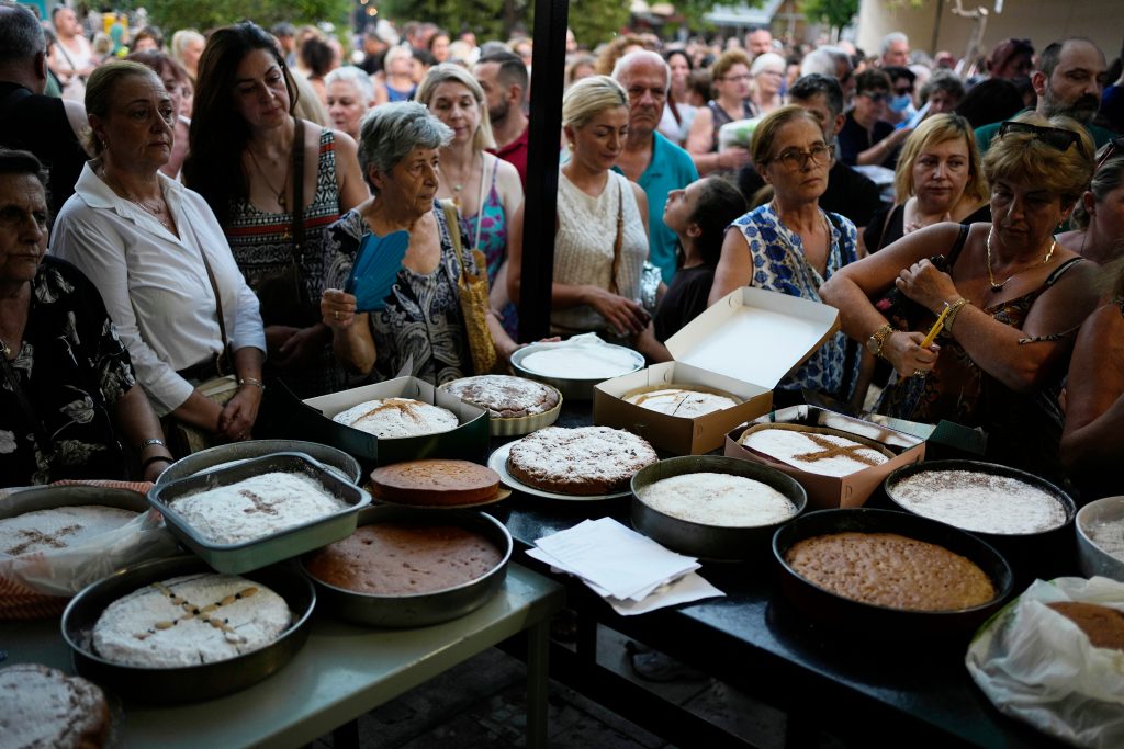 Διεθνές θέμα η γιορτή του Αγίου Φανουρίου: Χιλιάδες πιστοί ζητούν βοήθεια για κάθε είδους απώλεια, από χαμένα κλειδιά μέχρι χαμένους συντρόφους