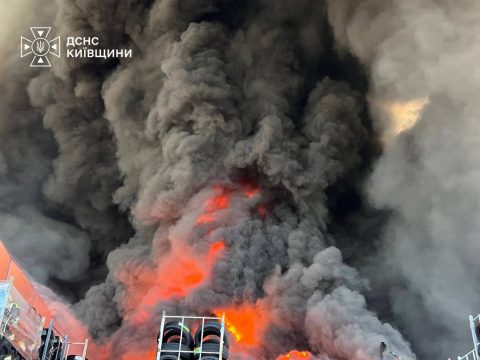 Μένουμε στο σπίτι <br/> και διαβάζουμε ένα καλό βιβλίο