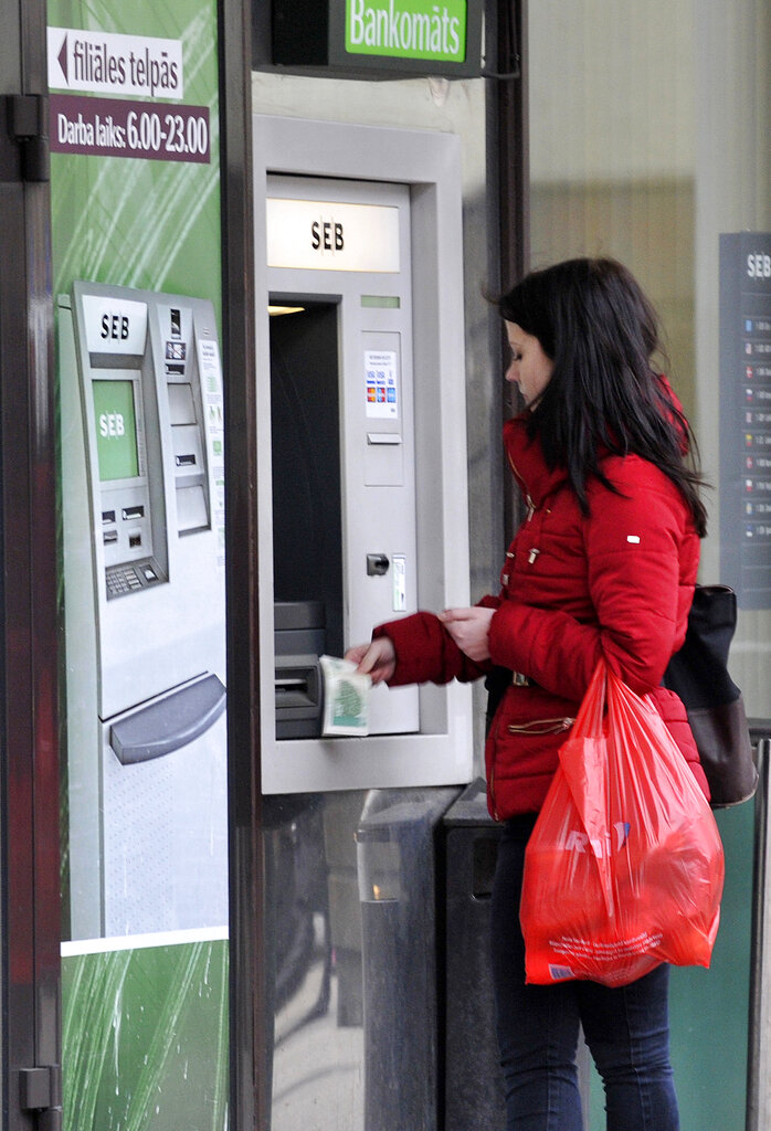Η ανησυχία για τους πολέμους και τις κυβερνοεπιθέσεις έχει προκαλέσει αύξηση της κυκλοφορίας μετρητών στην ΕΕ