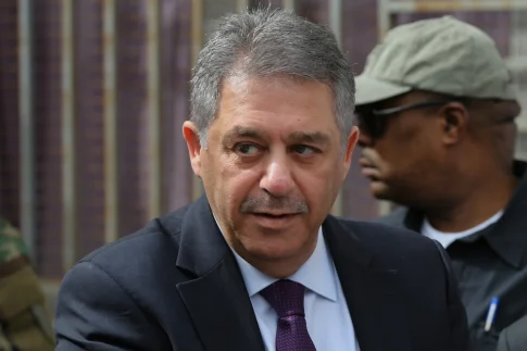 Κυψέλη: Η στιγμή που ο 26χρονος φέρεται να μεταφέρει τη βαλίτσα με τη σορό της Βρετανίδας