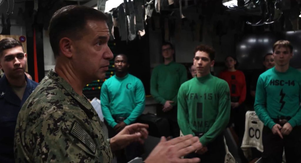 USS Abraham Lincoln: Στο αεροπλανοφόρο ο επικεφαλής της CENTCOM εν μέσω καταγγελιών για «άθλιες συνθήκες»