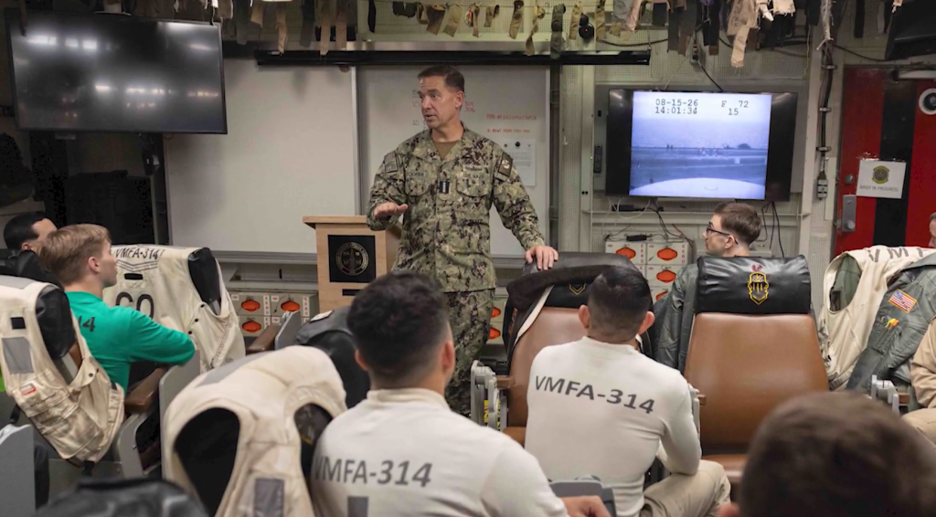 USS Abraham Lincoln: Στο αεροπλανοφόρο ο επικεφαλής της CENTCOM εν μέσω καταγγελιών για «άθλιες συνθήκες»
