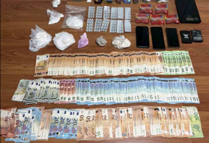 Συνελήφθησαν τρία άτομα για κατοχή και διακίνηση ναρκωτικών σε περιοχή της Αττικής