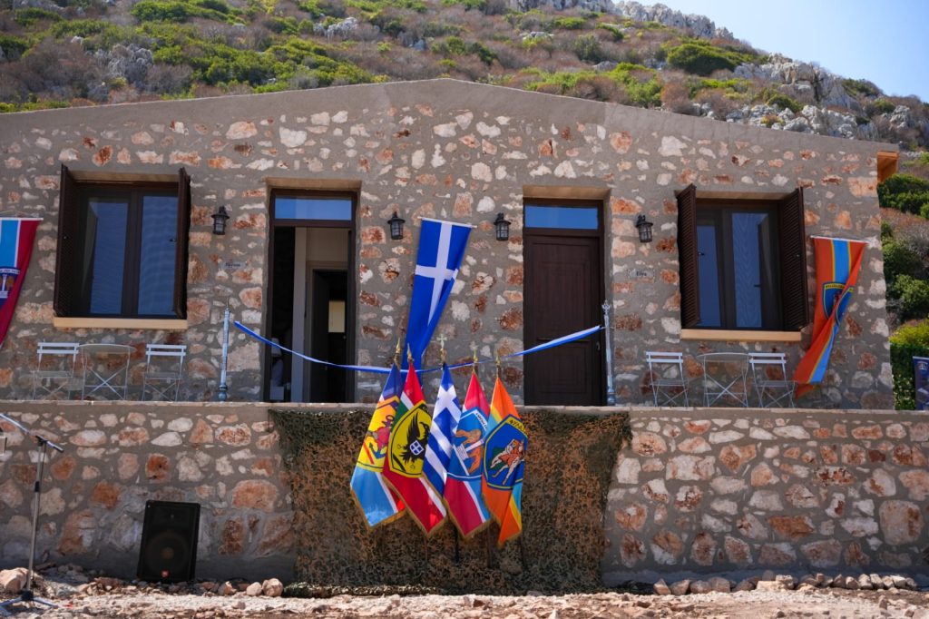 Εγκαίνια νέων ξενώνων στη νήσο Ρω, παρουσία του αρχηγού ΓΕΕΘΑ Δ. Χούπη