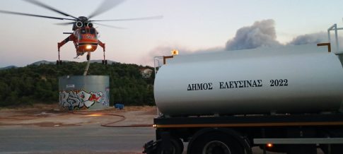 LIVE: Σε πύρινο κλοιό η Δυτική Αττική – Εκκενώνεται η Ψάθα, 112 για απομάκρυνση προς Μέγαρα – Παραδόθηκαν στις φλόγες τα πρώτα σπίτια