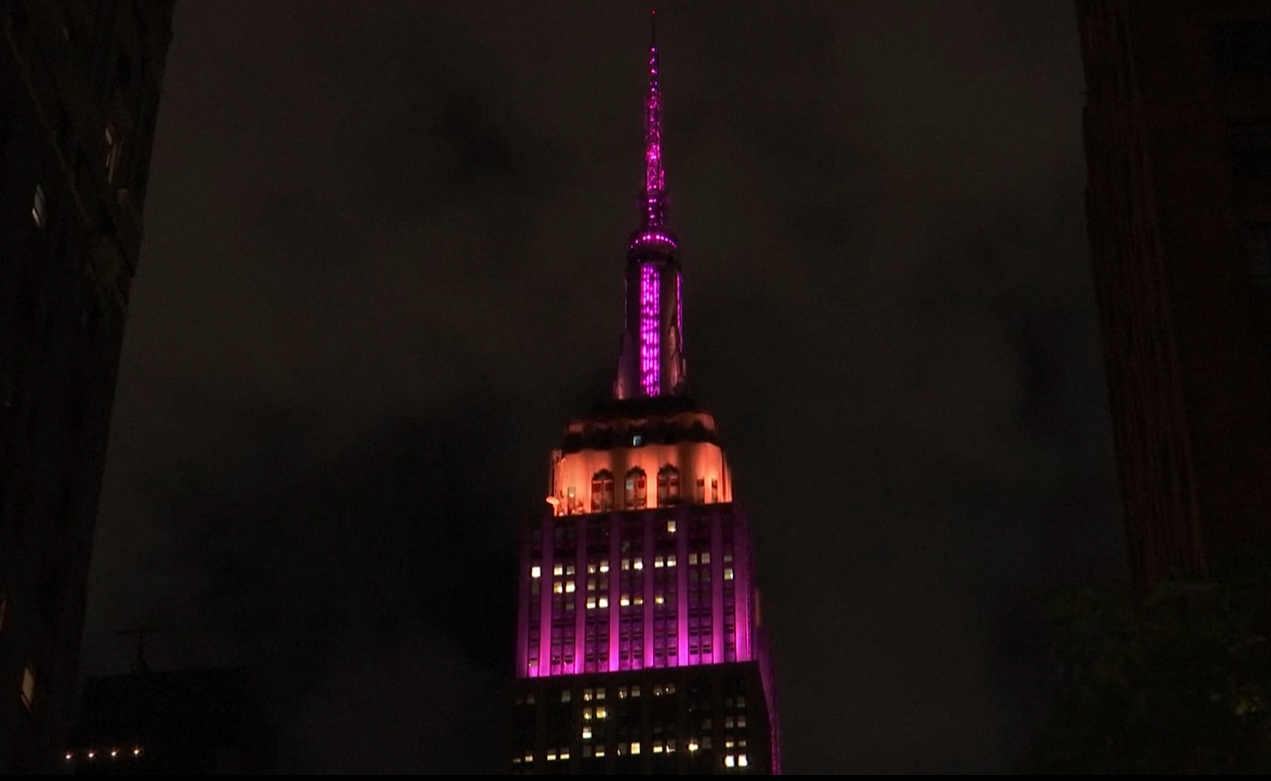 Νέα Υόρκη: Το Empire State Building «βάφτηκε» ροζ για τη Ντόλι Πάρτον