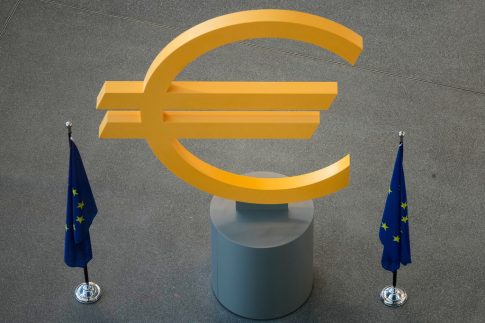 Μένουμε στο σπίτι <br/> και διαβάζουμε ένα καλό βιβλίο