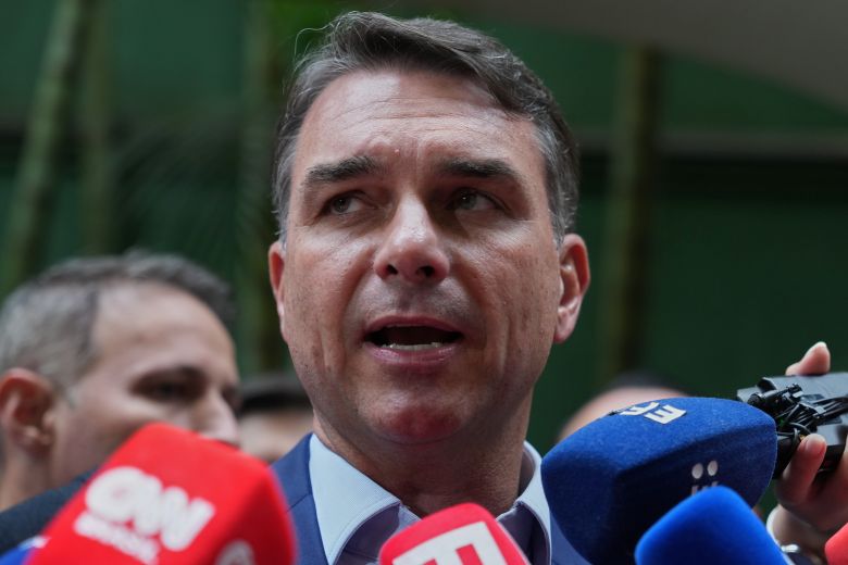 Βραζιλία: Ο Φλάβιο Μπολσονάρου θέλει να εφαρμόσει το «μοντέλο Μπουκέλε» για την ασφάλεια