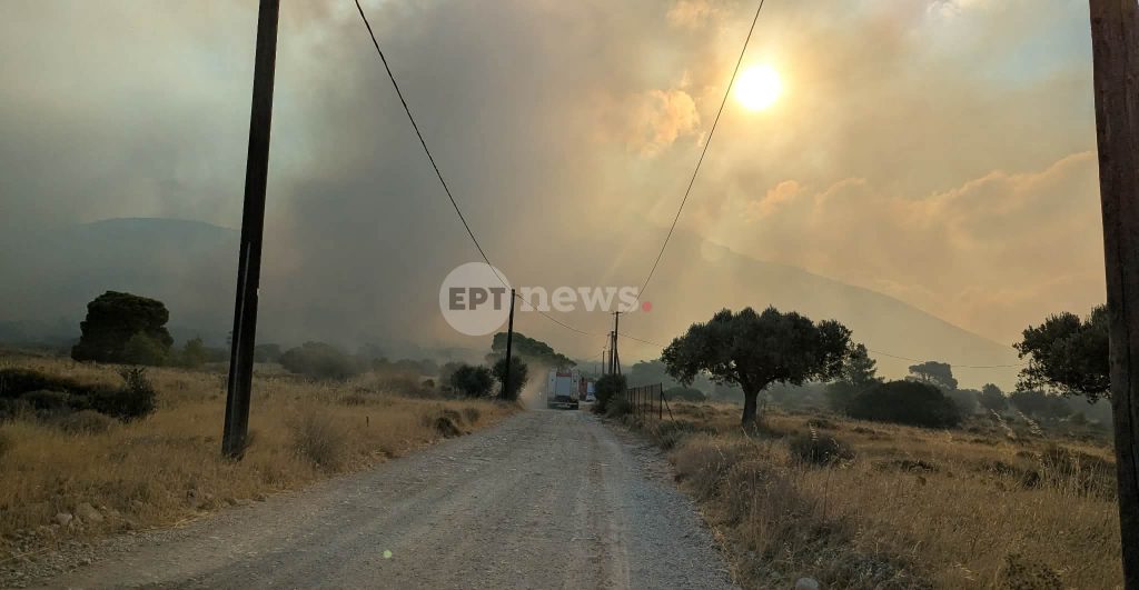 Φωτιά τώρα στον Κουβαρά Αττικής: Μάχη να μην φτάσουν οι φλόγες στον Αγ. Στυλιανό, κάηκε κτηνοτροφική μονάδα – 112 για εκκένωση