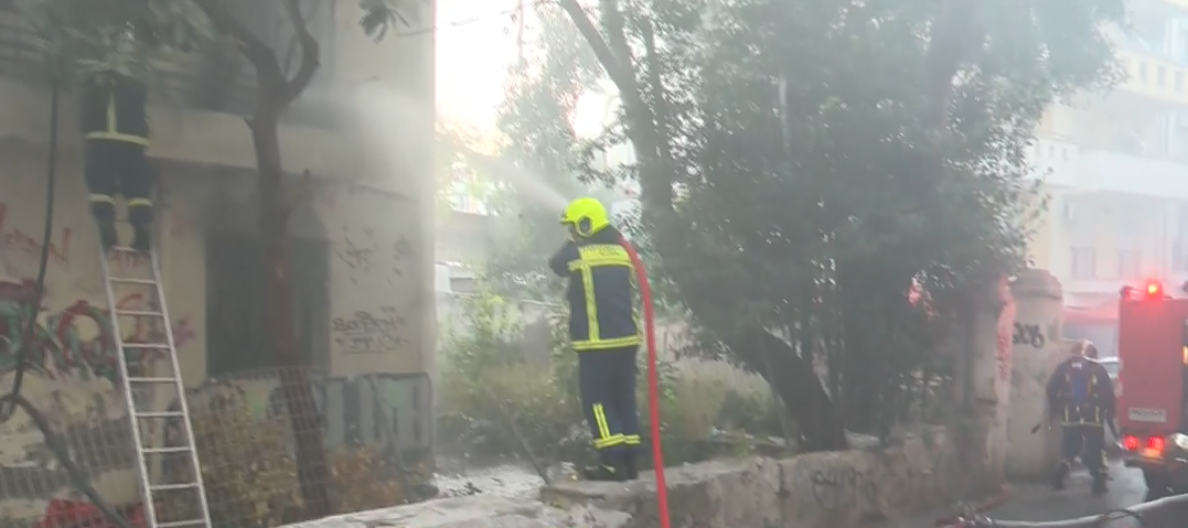 Θεσσαλονίκη: Φωτιά σε εγκαταλελειμμένο κτίριο στη Μελενίκου – Ισχυρές πυροσβεστικές δυνάμεις στο σημείο