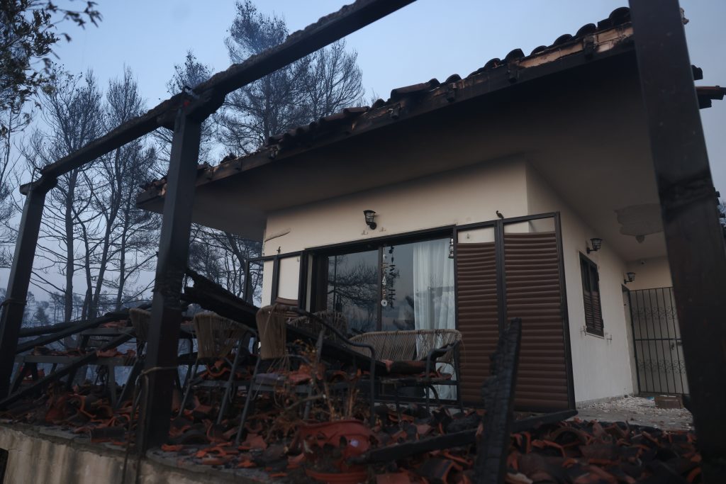 Χαλκιδική: Στάχτη και αποκαΐδια άφησε η φωτιά – Μάχη να σβήσουν και οι τελευταίες διάσπαρτες εστίες