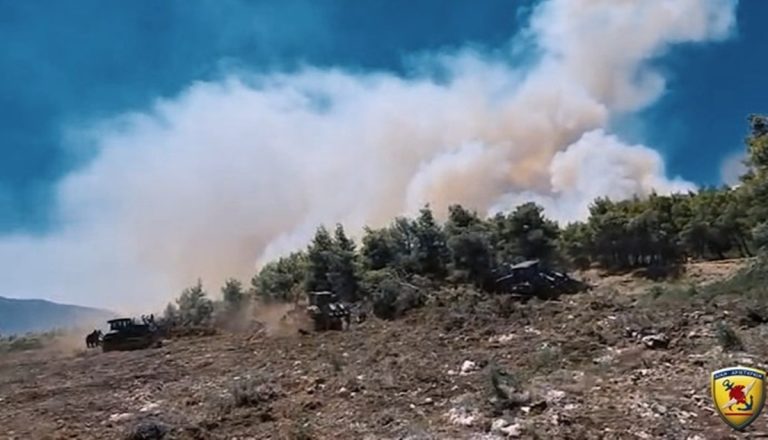 Ο στρατός στη μάχη με τις φλόγες: Με προσωπικό, εναέρια μέσα και μηχανήματα οι Ένοπλες Δυνάμεις στις πυρκαγιές
