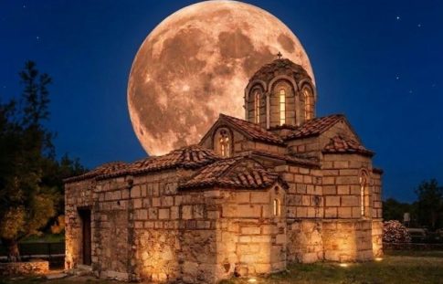 Ολική έκλειψη ηλίου: Καθηλωτικές εικόνες και βίντεο από το σπάνιο φαινόμενο