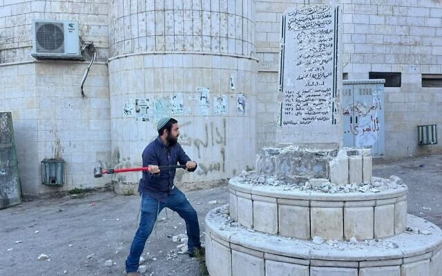 Δυτική Όχθη: Ο Ισραηλινός βουλευτής Ζβι Σουκότ «ανέλαβε δράση» για την καταστροφή παλαιστινιακού μνημείου
