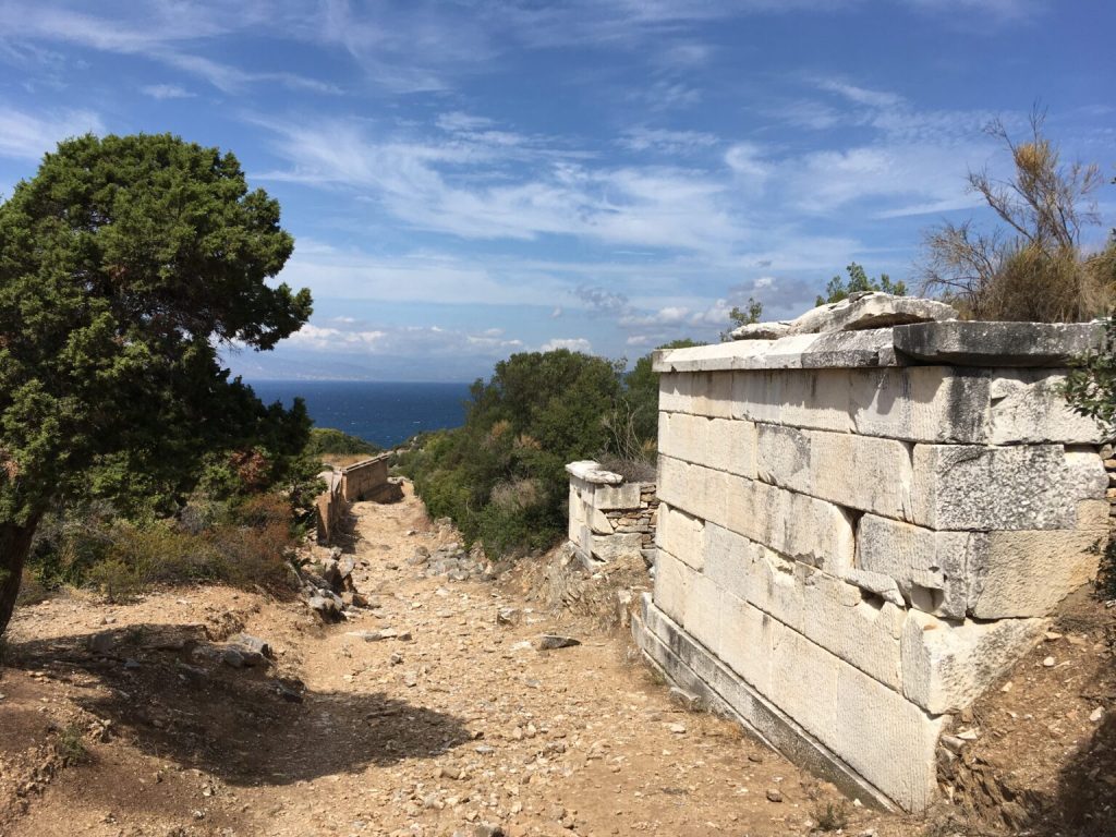 ΥΠΠΟ: Αναβαθμίζεται ο αρχαιολογικός χώρος του Ραμνούντος – Αποκατάσταση του φρουρίου και νέα έργα πρόσβασης
