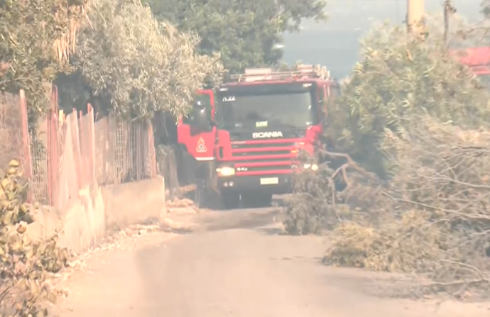 Ανεξέλεγκτη μαίνεται η φωτιά στο Πόρτο Γερμενό: Σπίτια παραδόθηκαν τις φλόγες – Απεγκλωβίστηκαν κάτοικοι με πλοιάρια