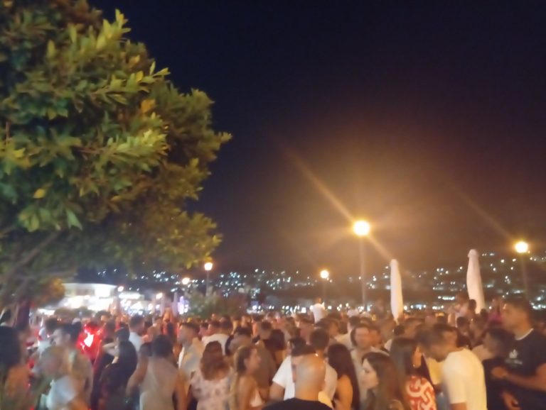 Η Σάμος γιόρτασε τη Λευκή Νύχτα – Χιλιάδες κόσμου στήριξαν την τοπική αγορά