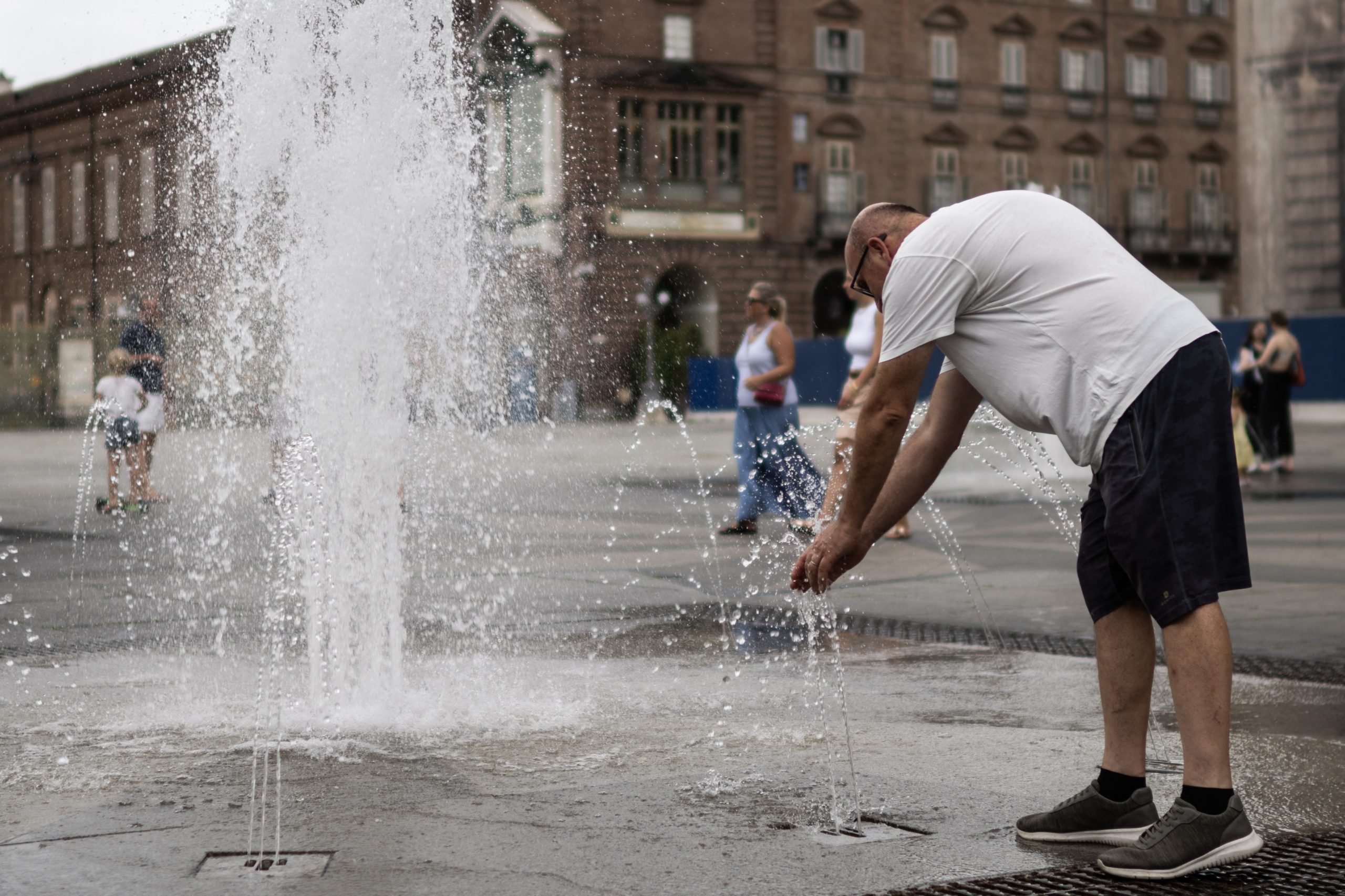 ITALY-WEATHER-HEATWAVE Θερμοκρασία 48 βαθμών σημειώθηκε στη Νάπολι – Το θερμότερο καλοκαίρι στην Ιταλία τον τελευταίο αιώνα
