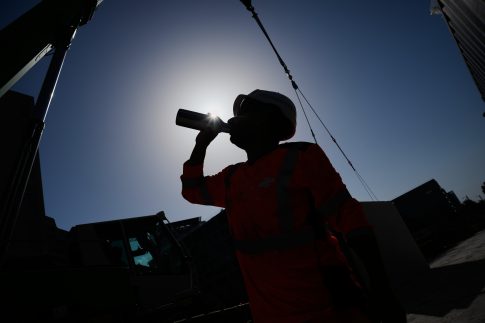 Κίνα: Η «Λίμνη του Νεφρίτη» με τα σμαραγδένια νερά προσελκύει χιλιάδες επισκέπτες