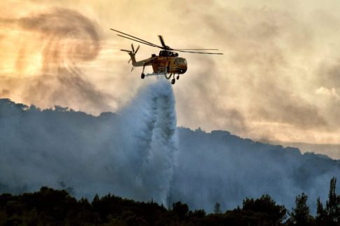 Σε κατάσταση συναγερμού την Παρασκευή η χώρα για τις πυρκαγιές: Ακραίος κίνδυνος σε Αττική, Βοιωτία, Εύβοια, Αργολίδα και Κορινθία