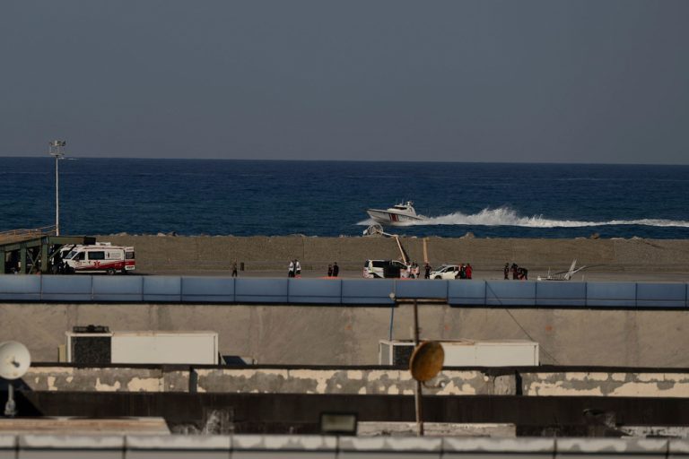 Ναυάγιο στην Κερύνεια: Αγωνία για τους αγνοούμενους και καταγγελίες για το πλήρωμα – «Έσπασε η πλώρη από τα κύματα» υποστηρίζει ο καπετάνιος