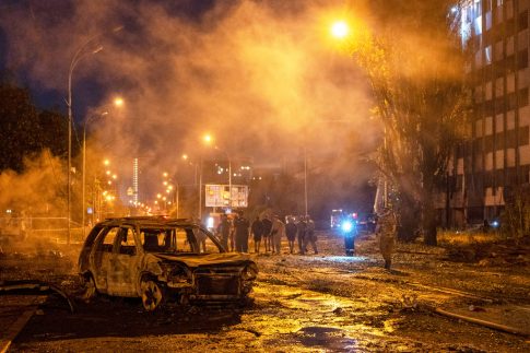 Φωτιά στο Αίγιο: Ολονύχτια μάχη στις Νεραντζιές – Επιχειρούν τέσσερα αεροσκάφη και δύο ελικόπτερα