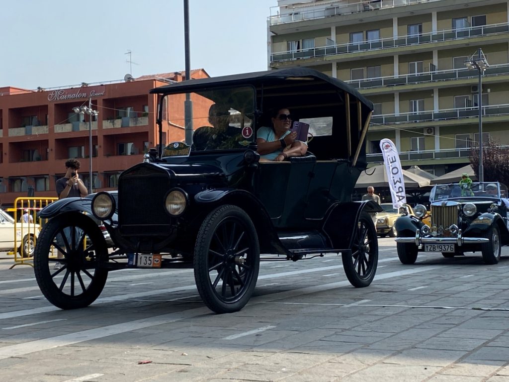 Τα κλασικά αυτοκίνητα «κυρίευσαν» την Τρίπολη