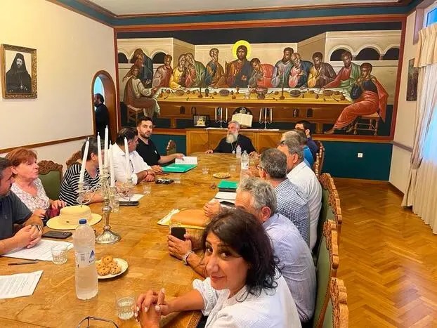 Ηράκλειο: Στην Αρχιεπισκοπή Κρήτης με πανό και μαύρες σημαίες κάτοικοι της Ανώπολης για το λατομείο της περιοχής