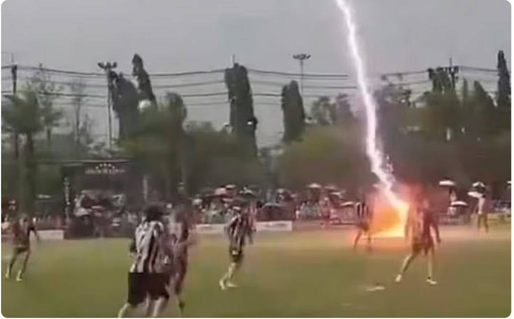 Κεραυνός σκότωσε ποδοσφαιριστή στην Ταϊλάνδη κατά τη διάρκεια αγώνα (video)
