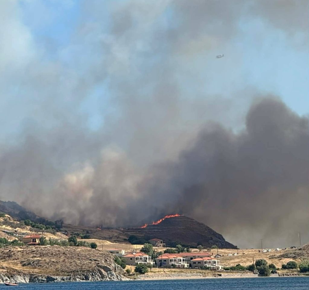 Φωτιά στην περιοχή Θάνος Λήμνου: Ενισχύονται με τρία εναέρια μέσα οι δυνάμεις πυρόσβεσης – Ήχησε το 112