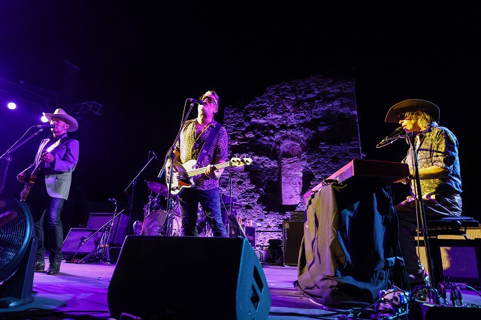Συγκλονιστική συναυλία των Waterboys: Ξεσήκωσαν και συγκίνησαν το κοινό που κατέκλυσε τον Λόφο της Σάνης στη Χαλκιδική