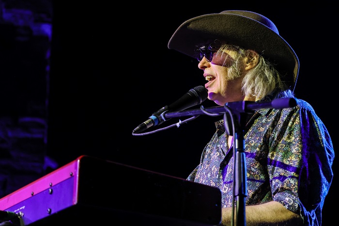 Συγκλονιστική συναυλία των Waterboys: Ξεσήκωσαν και συγκίνησαν το κοινό που κατέκλυσε τον Λόφο της Σάνης στη Χαλκιδική