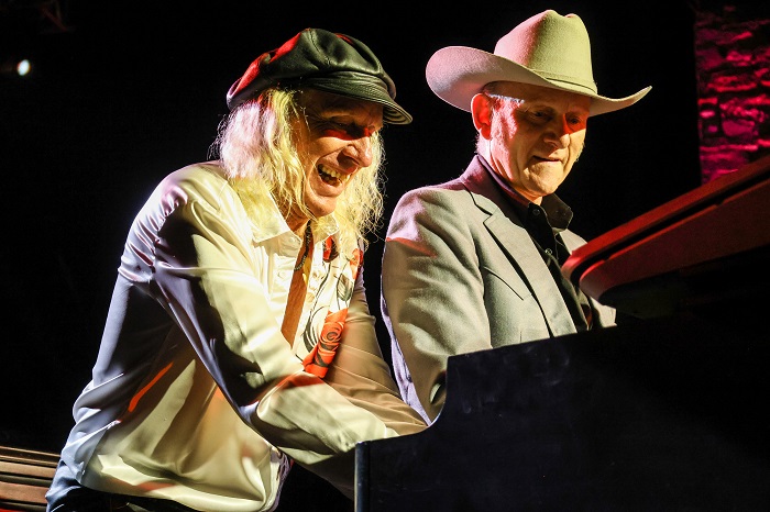 Συγκλονιστική συναυλία των Waterboys: Ξεσήκωσαν και συγκίνησαν το κοινό που κατέκλυσε τον Λόφο της Σάνης στη Χαλκιδική