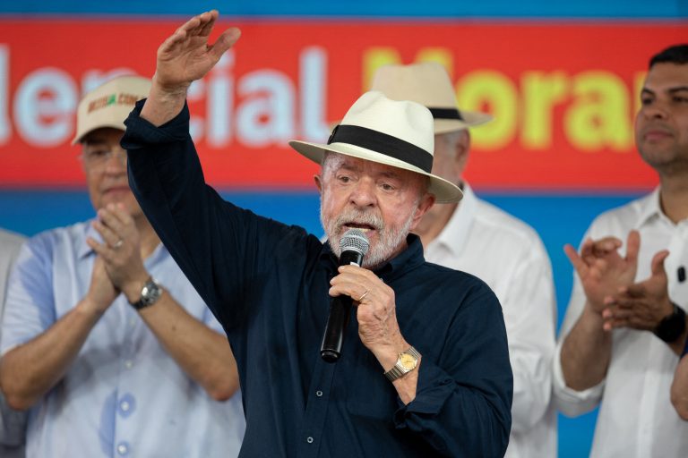 Βραζιλία: Μικραίνει η διαφορά Λούλα – Μπολσονάρο ενόψει των προεδρικών εκλογών