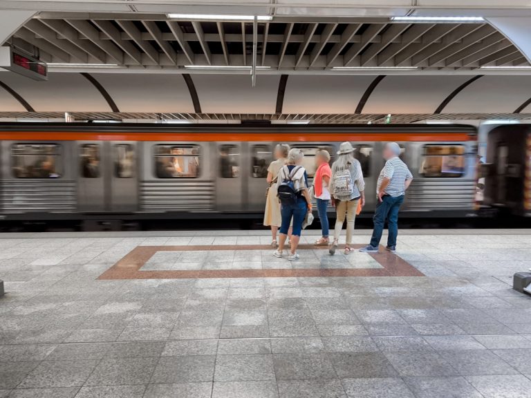 Θερινό ωράριο στα ΜΜΜ: Πώς κινούνται τον Αύγουστο μετρό, ΗΣΑΠ, τραμ και λεωφορεία