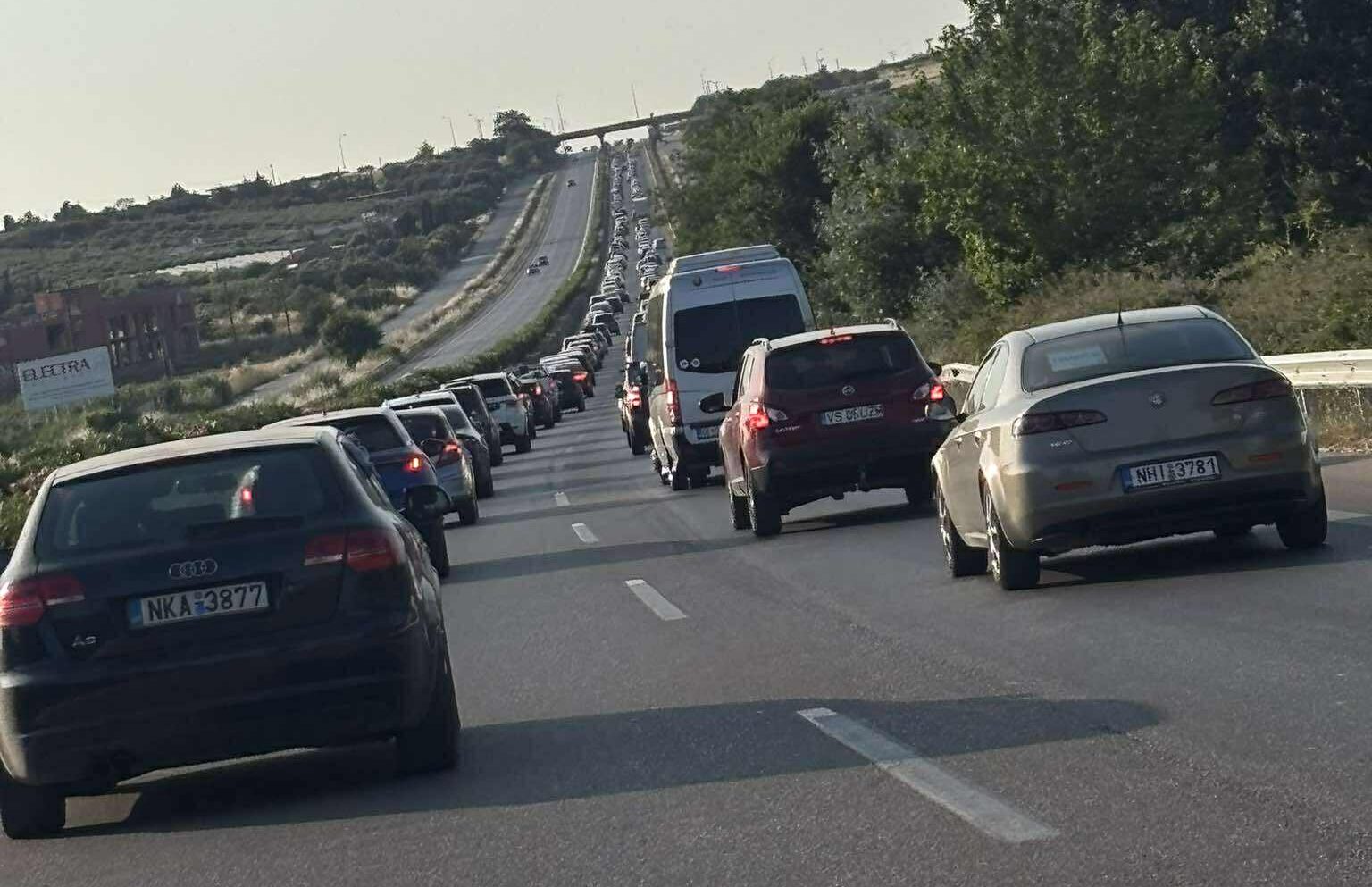 Άνοιξε η Ε.Ο. Θεσσαλονίκης-Μουδανιών μετά τη σύγκρουση ΙΧ: Σταδιακή αποκατάσταση της κυκλοφορίας