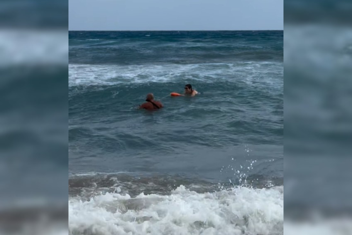 Χανιά: Καρέ-καρέ η μάχη ναυαγοσώστη με τα κύματα για να βγάλει κολυμβήτρια στην ακτή