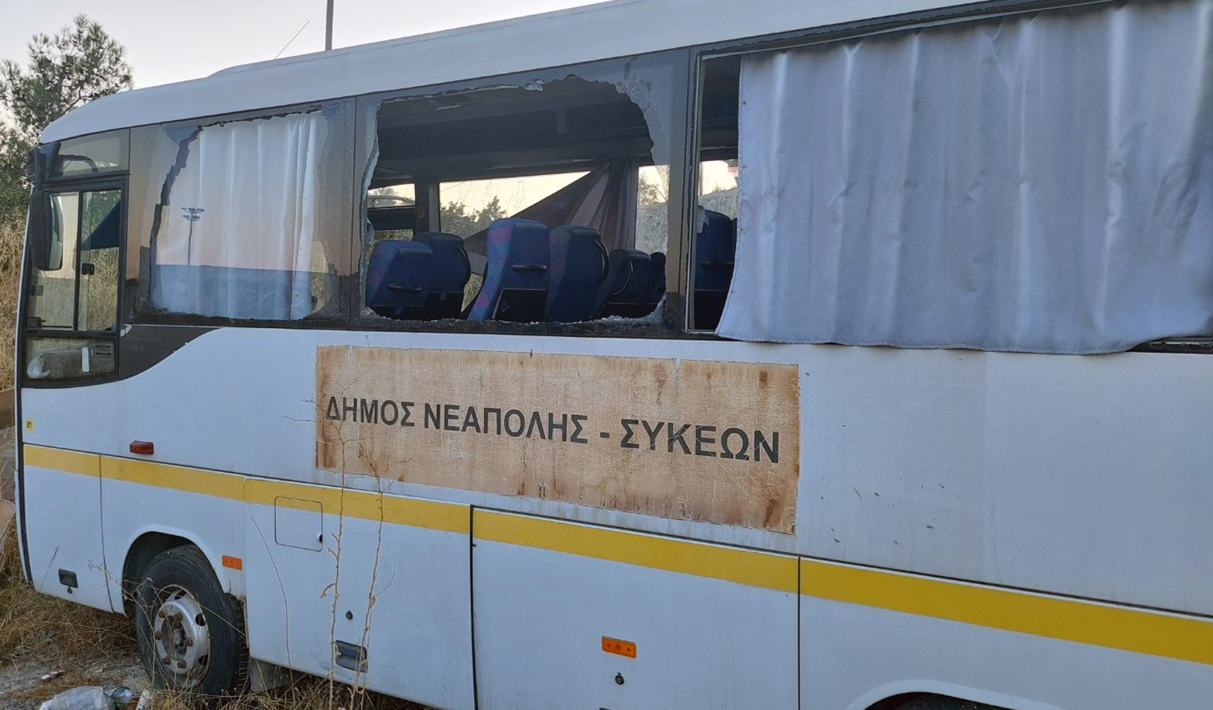 Θεσσαλονίκη: Άγνωστοι προκάλεσαν ζημιές στο λεωφορείο του Δήμου Νεάπολης – Συκεών