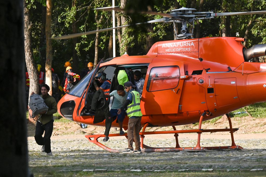 Απεγνωσμένες έρευνες στα μπάζα για επιζώντες στο Νεπάλ – Αυξάνεται ο κίνδυνος για νέες πλημμύρες