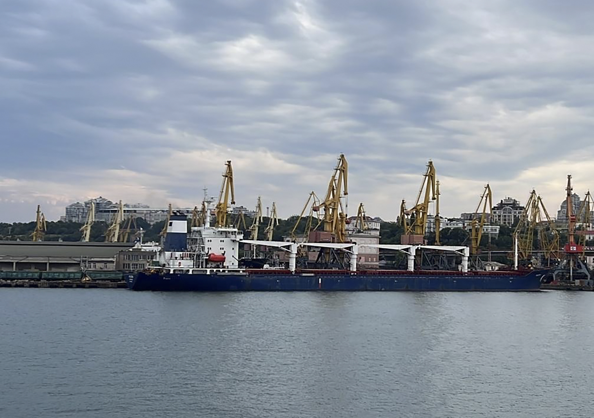 Οδησσός: Στόχος ρωσικών πληγμάτων φορτηγό πλοίο και λιμενικές εγκαταστάσεις