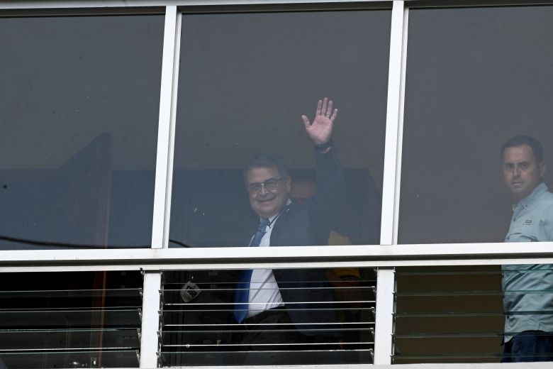 Ονδούρα: Ελεύθερος κατά τη διάρκεια της δίκης του ο πρώην πρόεδρος Ερνάντες, στον οποίο απένειμε χάρη ο Τραμπ