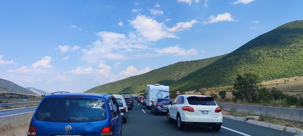 Κοζάνη: Ουρές χιλιομέτρων στα διόδια Σιάτιστας και Πολυμύλου